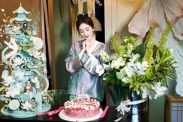 杨幂,一位备受瞩目的女演员,在她的生日派对上,以华丽绸缎衫和优雅