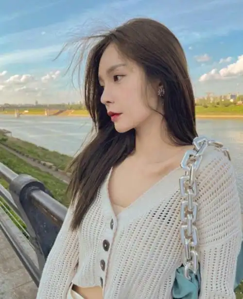 沈梦辰穿大v领针织衫,真空上阵秀锁骨,辣妹氛围感十足|v领|高腰|穿搭|