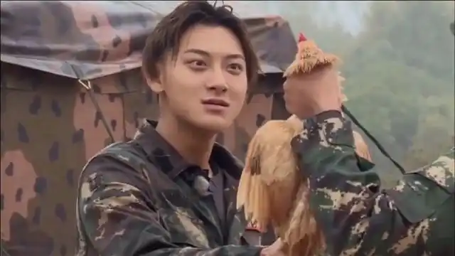 盘点真正的男子汉笑到抽筋的片段之黄子韬抓鸡,害怕到哭,却和鸡急眼了