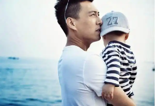 原创靳东老婆晒父子3人牵手照2岁弟弟身高快到爸爸腰鞋子亮了