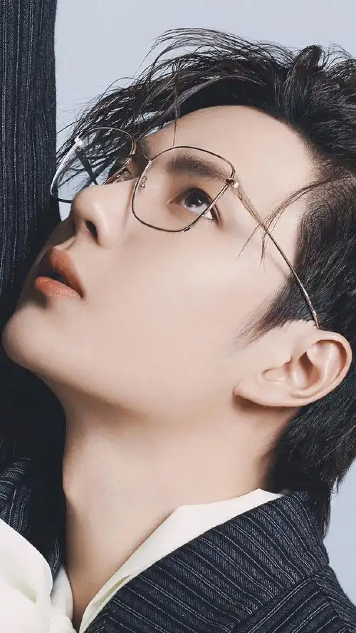 12时尚先生#王一博#特别喜欢这个金丝边眼镜造型!危险又迷人!