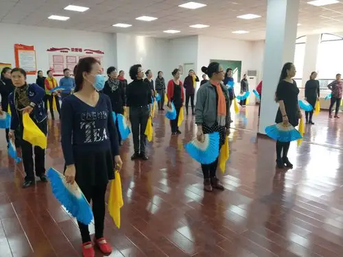 淄博市广场舞协会的《赶牛山》团队进行了合练,室外冷风习习,舞蹈室内