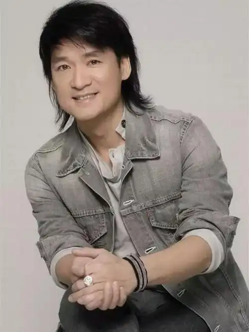 22日出生于中国香港西营盘,祖籍广东省汕头市潮南区,华语流行乐男歌手