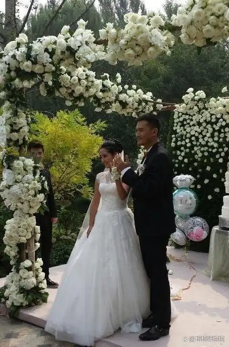 释小龙何洁分手11年后一个身家过亿一个捉襟见肘