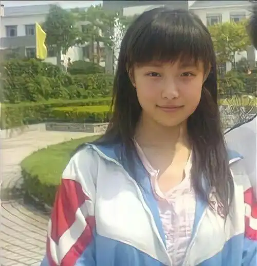 15岁倪妮初中毕业照曝光五官清秀神似莫小贝网友从小美到大