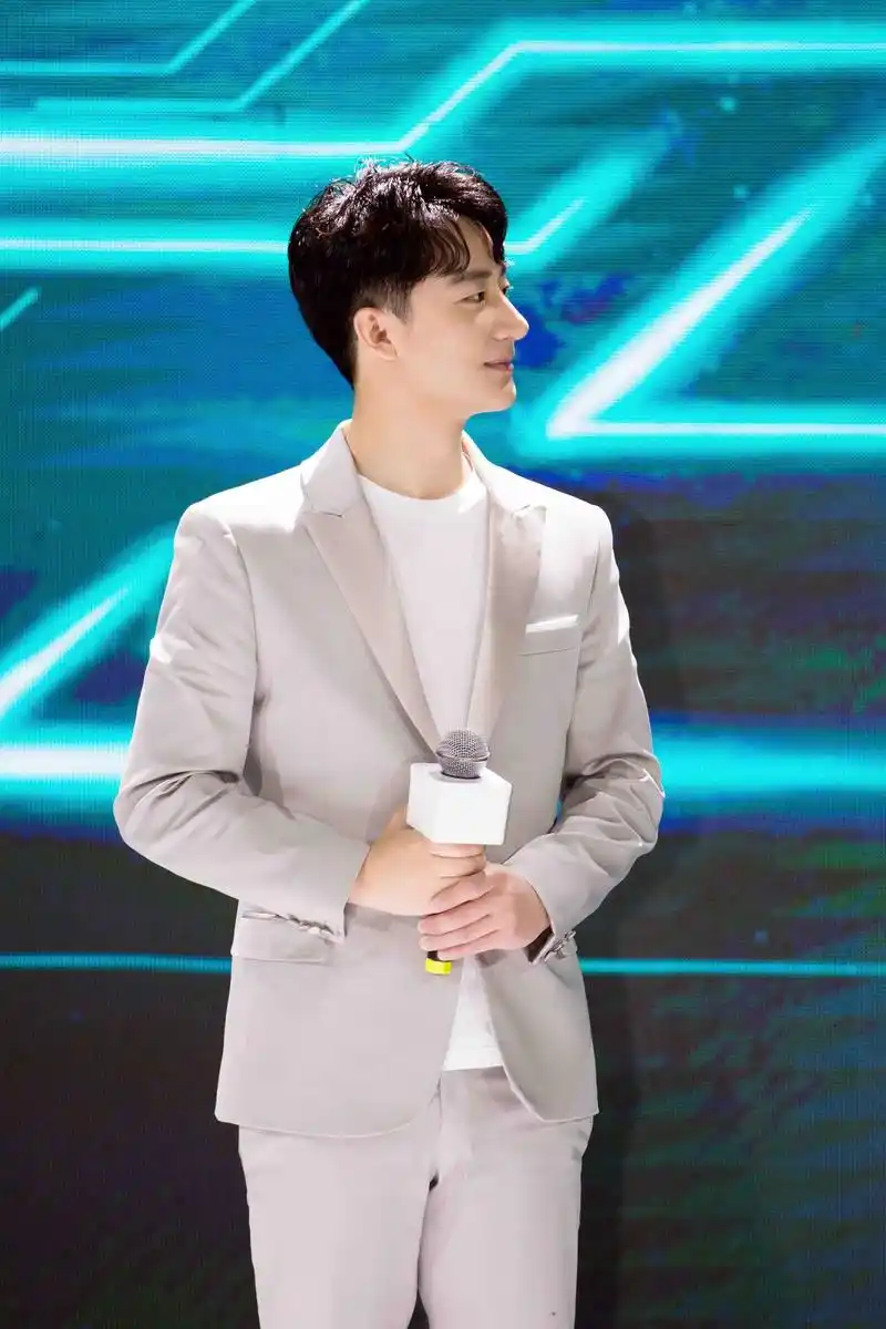 黄轩亮相三亚某活动 灰色西装笑容浅浅温暖迷人