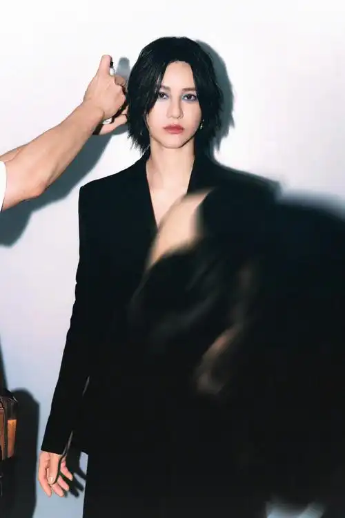 尚雯婕工作室点赞吴楚一澄清微博,前两天还在反黑,一直被泼脏水,现在