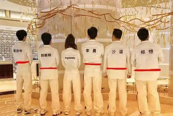 蔡徐坤黄明昊同录《奔跑吧》,背后的名牌亮了!_网友_造型_蔡小葵