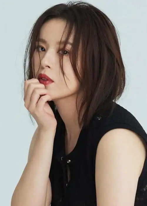 台剧女神刘品言摆脱绯闻阴影 大秀性感开叉到脚根拍杂志封面