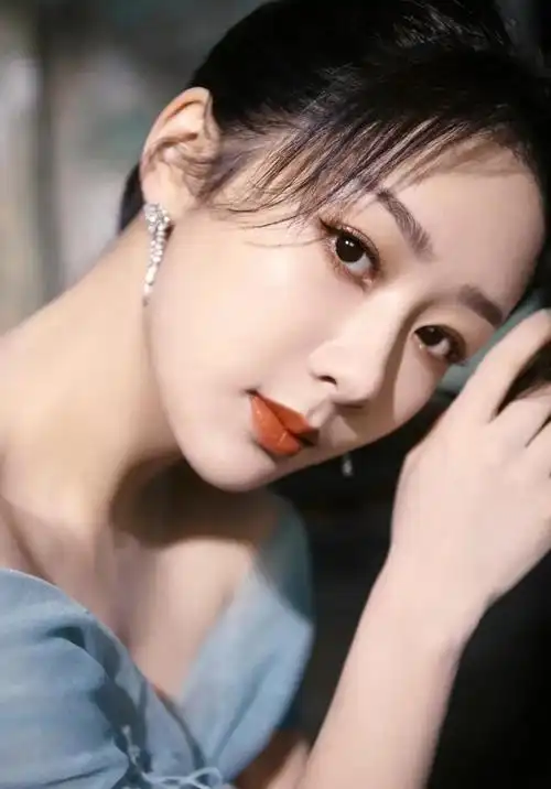 清新可爱的杨紫,清纯绝美,文雅秀丽的写真照!