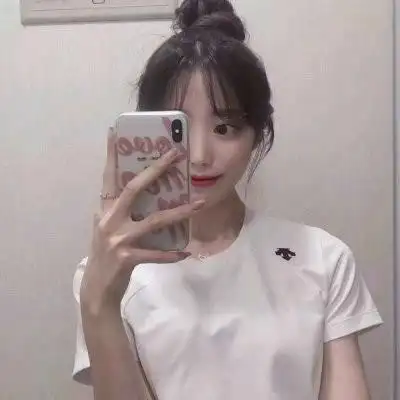 2021最火爆的女生拿手机头像