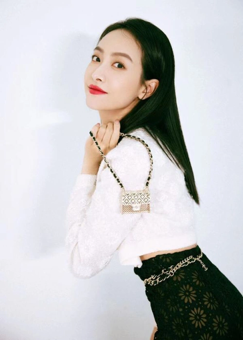 宋茜暮夜樱花裙出席时尚晚宴俏皮婉约诠释法式优雅