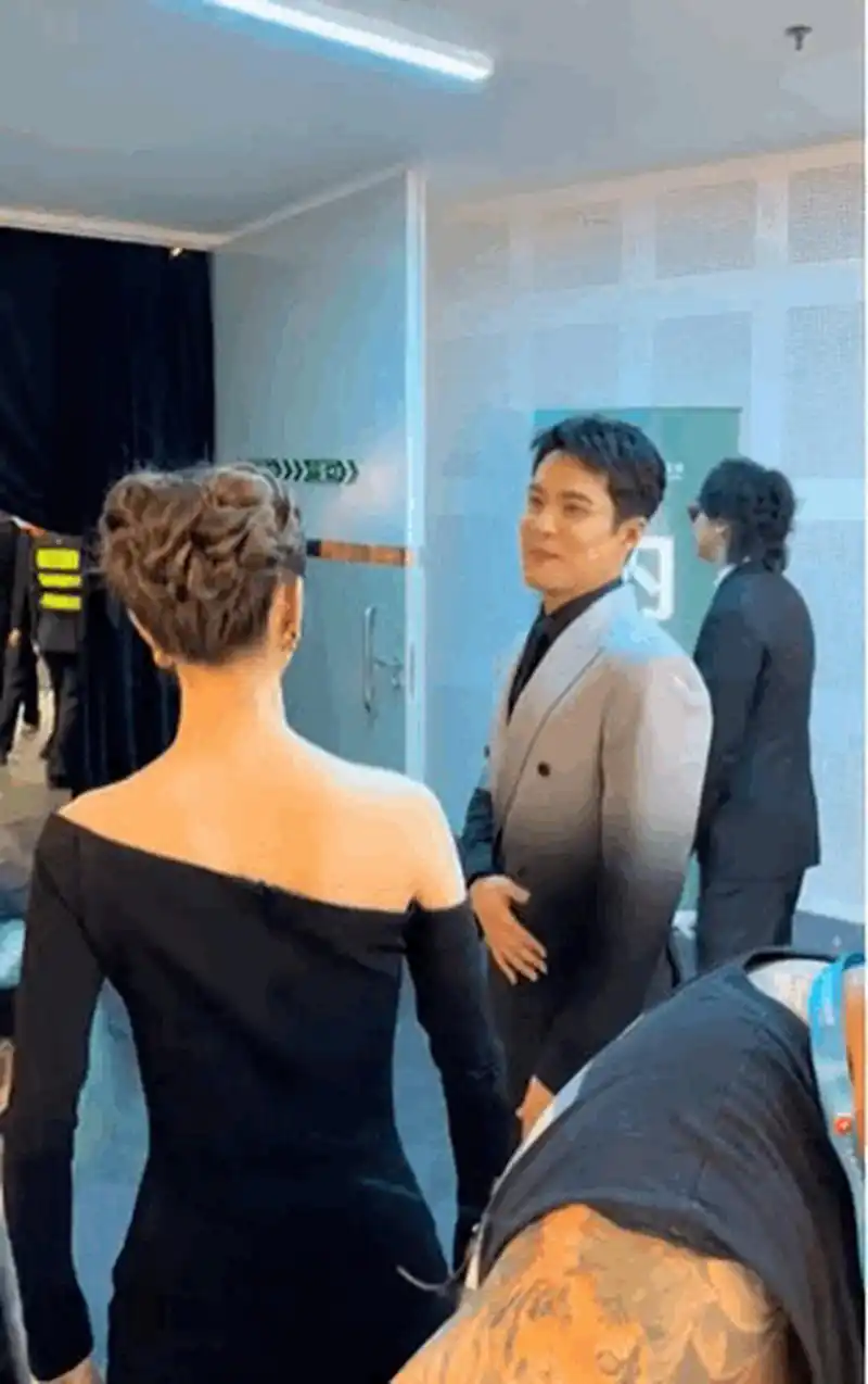 白玉兰后台金晨和韩东君热聊,韩东君笑得好开心,看来当初是和平分手.