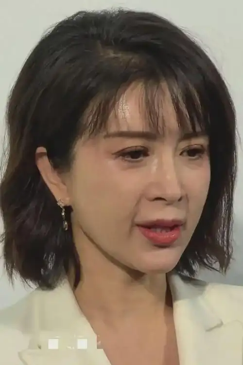 48岁金巧巧北京出席公益活动,生图流出法令纹深,网友:看着像58|于冬