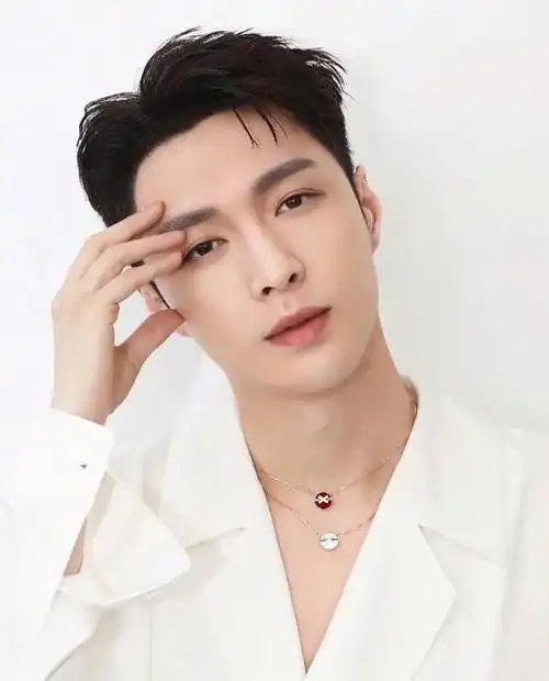 张艺兴帅气留影(图片资料来自网络)