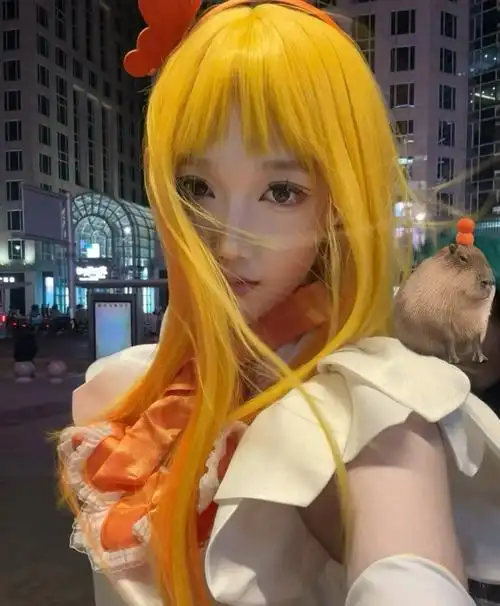 她的金黄色的头发在灯光下闪闪发亮,就像夏日里的一抹阳光!