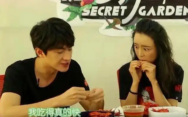 林更新节目后台吃虾,"吓到"张静初,直言自己花钱买就不这么吃