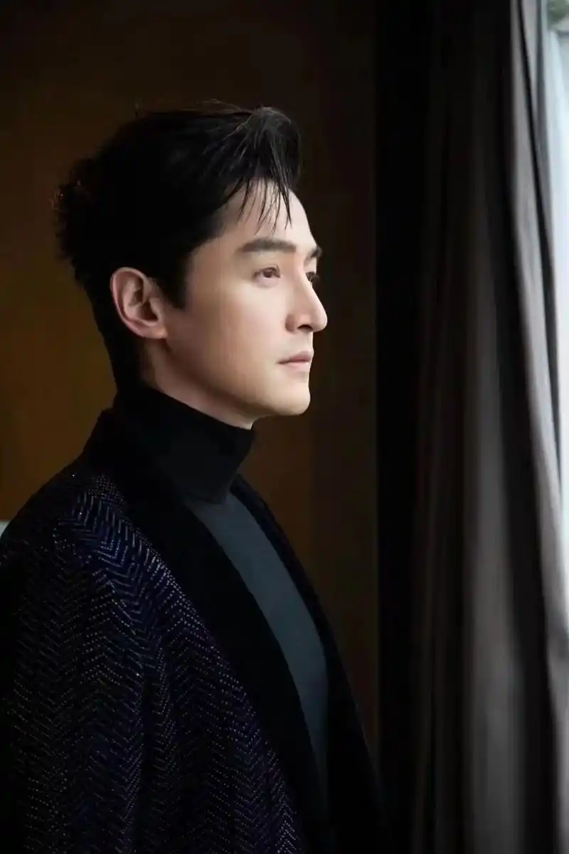 胡歌「微博之夜」 3035 鄂尔多斯1980 黑色精纺樽领男 - 抖音