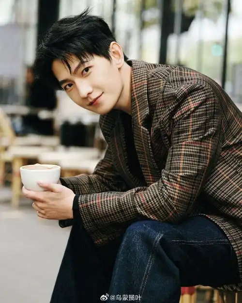 杨洋穿着一件格子西装外套,这种格子图案既经典又不失