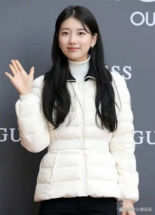 白色羽绒服,素色黑裤,裴秀智这次的搭配仿佛一幅清新的画卷.
