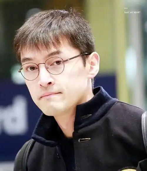 胡歌素颜现身,白发 皱纹,网友:像50岁了