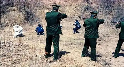 执行枪决时,为什么会将手铐脚链解开,用麻绳替代,不怕犯人跑吗_手机