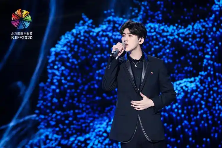 蔡徐坤 | 北京国际电影节 一身黑色西装置身蓝色背景下