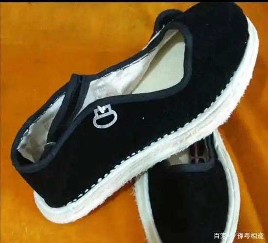 也许九o这代人后穿这种鞋子的人已寥寥无几,但80后这一代人对这类鞋子