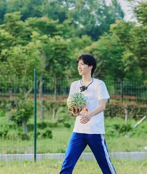 刘耀文,一个"普普通通"的男高爱豆,才16周岁身高就已经超过180,小小