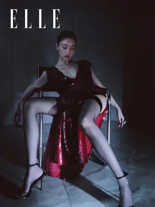 倪妮最新杂志封面大片上线身着红色深v细闪礼裙大秀好身材