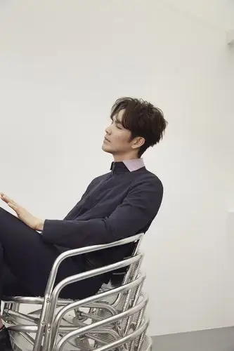 写真中,钟汉良混搭不同风格衣着,魅力尽显且各具特色.