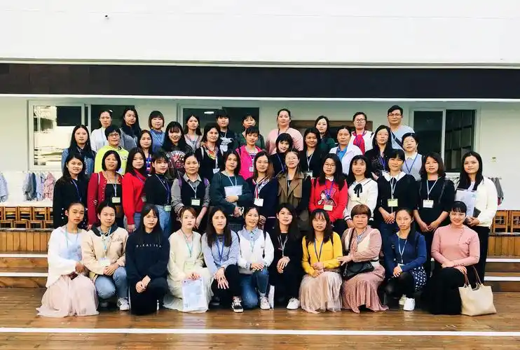 园长老师们在彩田幼儿园合影留念
