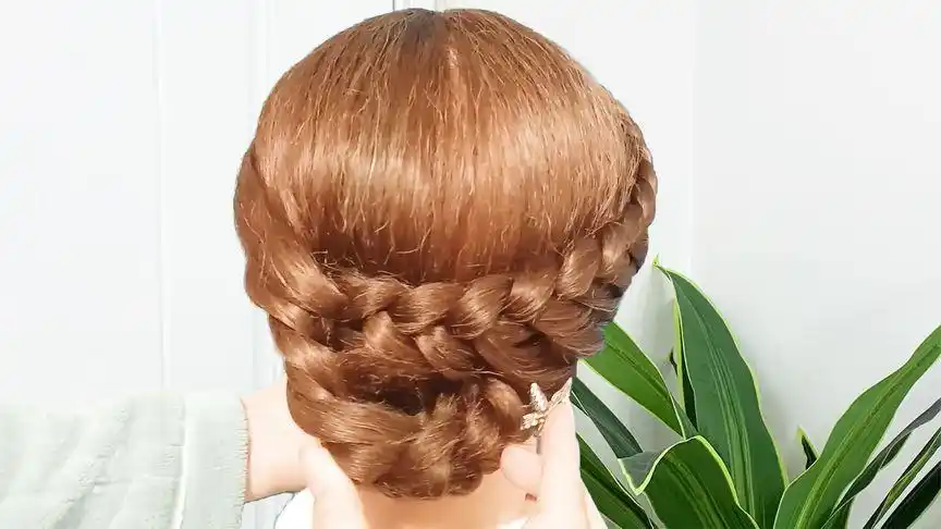 儿子婚礼婆婆这样盘发,减龄气质又好看,搭配红色羽绒服特别喜庆