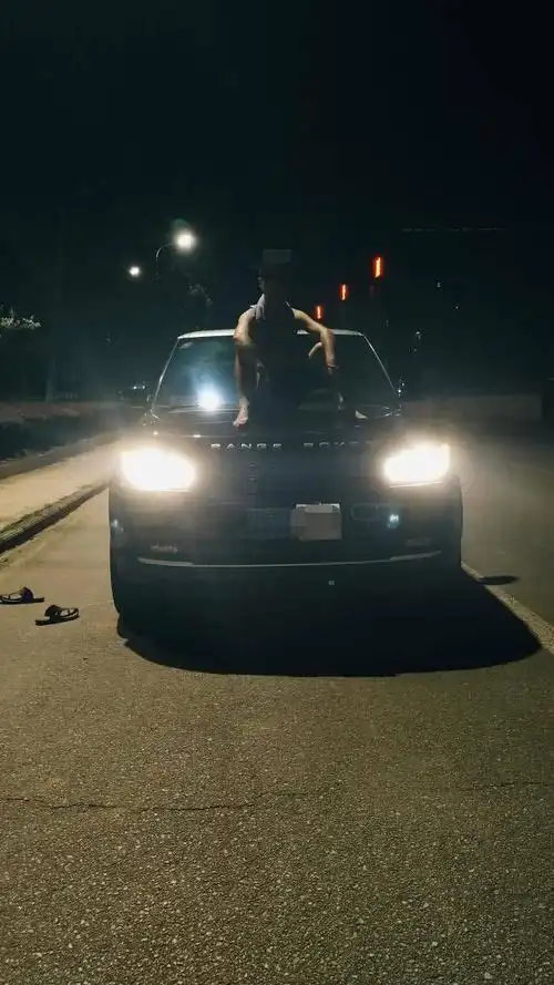 搬砖小伙励志成为网红辛苦工作只为租辆路虎拍段子