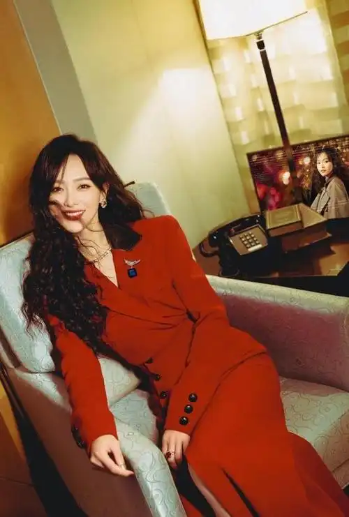 唐嫣春晚造型释出,红色修身长裙搭配轻盈小波浪,瞬间梦回汪小姐