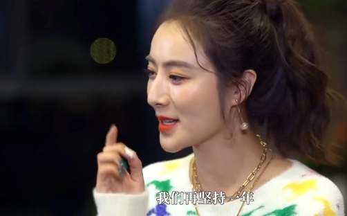 有一种"整容"叫薇娅卸妆,摘掉假睫毛后,网友称是同一个人吗?