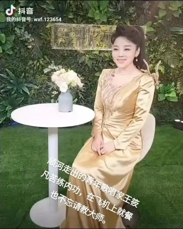 从老区农村走出的妮子在文艺界小有成就,宣传家乡的巜麻城红杜鹃 - 抖