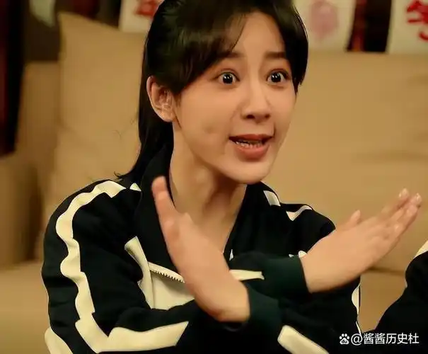 31岁杨紫素颜照引热议脸肿成胖头鱼变化大说话张不开嘴太别扭