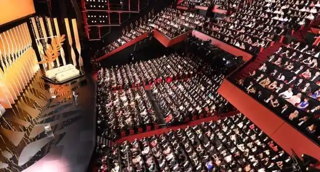 第72届戛纳国际电影节颁奖礼现场章子怡史泰龙上台颁奖