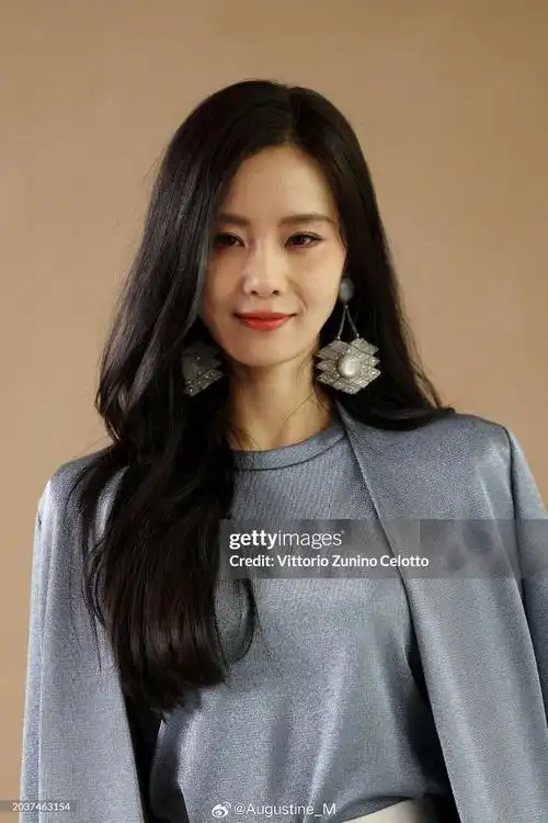 刘诗诗天蓝色西装搭配珍珠白半身裙亮相米兰时装周giorgio armani大秀