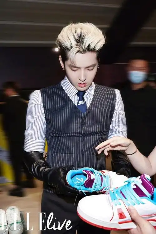 210711 吴亦凡lv活动现场图公开 认真逛展的凡凡侧颜绝绝子