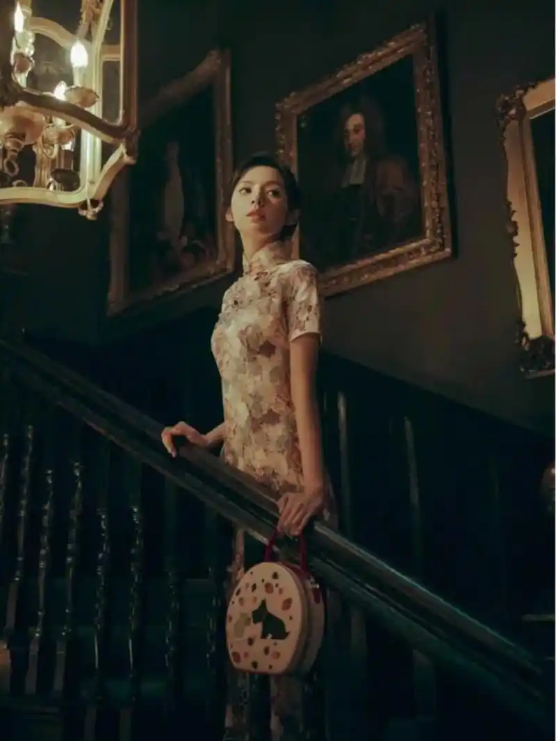 旗袍美人张予曦 感觉她穿旗袍特别的有韵味. #祖玛珑秋日美人香