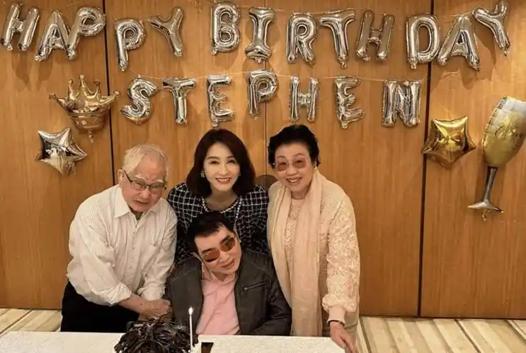 庆生晒全家合照,黎婴靠搀扶罕见站立,身材仍高大魁梧_家人_生日_李颖