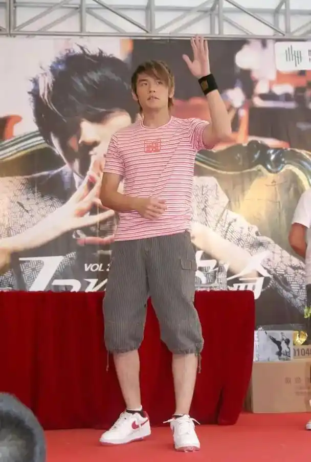 2003年香港铜锣湾#周杰伦 - 抖音