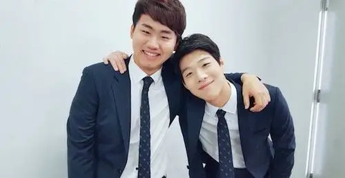 小编也觉得:roxtiger的几位穿上西装的样子真的非常的帅气,小花生也印