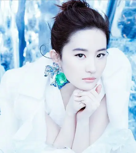 《芭莎珠宝》2016.12月亦菲封面化身冰雪公主 00 刘亦菲水晶之家