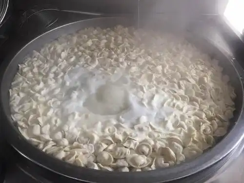 煮饺子也是要有的正确方法滴,看我们的大锅饺子是不是很香啊?