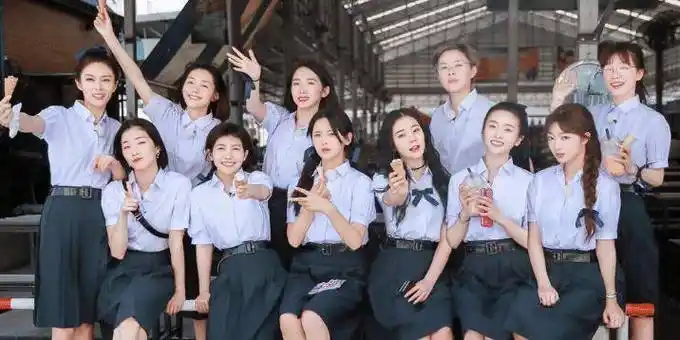 从五官乱飞到哭戏的神,甩掉滤镜,杨超越是彻底"脱胎换骨"了_母亲_弟弟