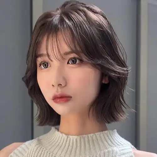 今天,我们就来聊聊三种备受瞩目的发型:半盖耳短发,外翘波波头以及齐