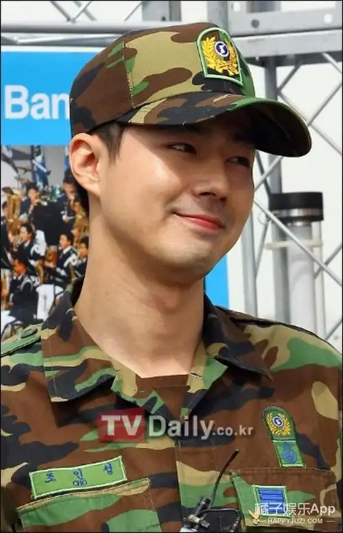 服兵役期间的赵寅成和剧中的样子很不一样,感觉更man了↓我也不造为啥